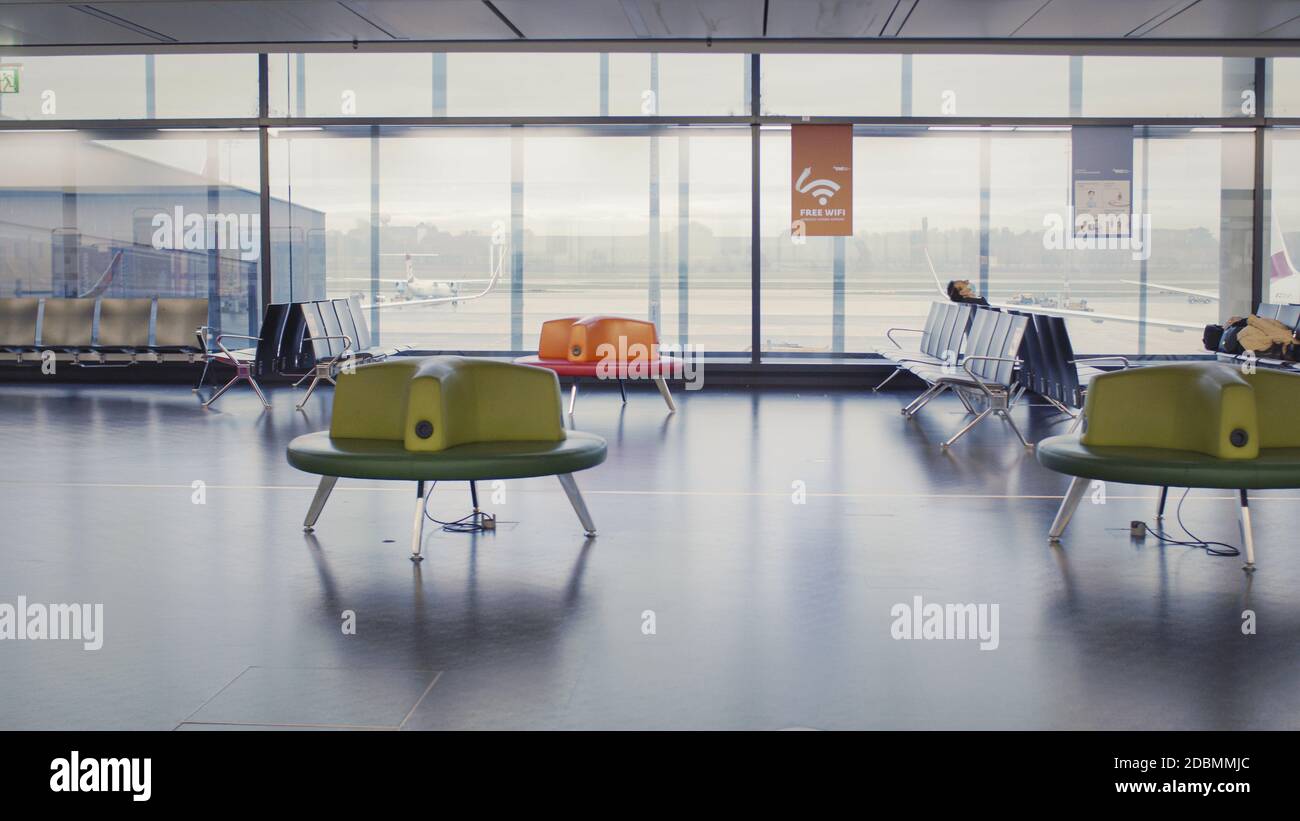 Vienna, Vienna/Austria - 2 novembre 2020: Passeggeri in attesa all'aeroporto di Vienna. Solo poche persone che viaggiano e molte porte chiuse. Foto Stock