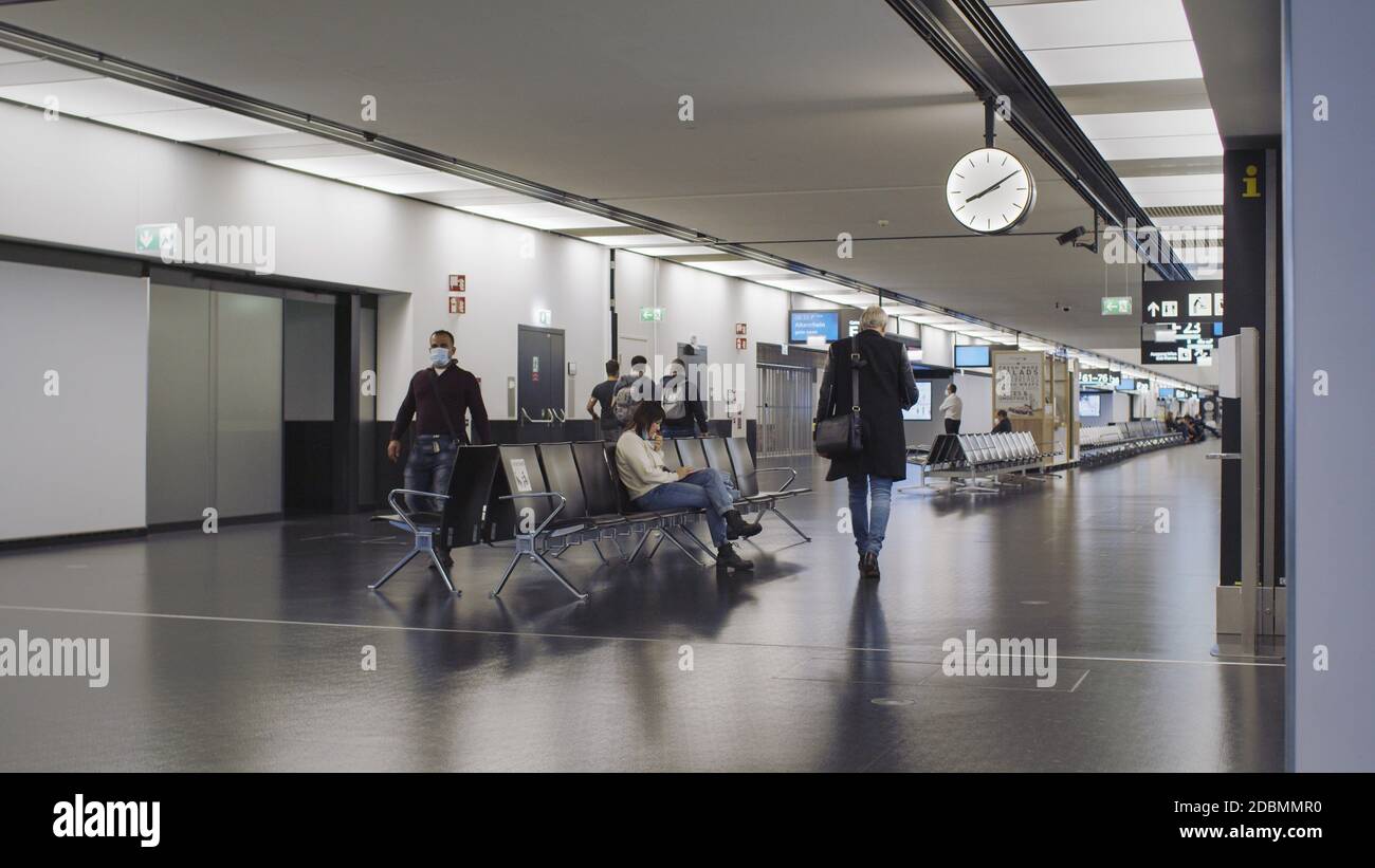 Vienna, Vienna/Austria - 2 novembre 2020: Passeggeri in attesa all'aeroporto di Vienna. Solo poche persone che viaggiano e molte porte chiuse. Foto Stock