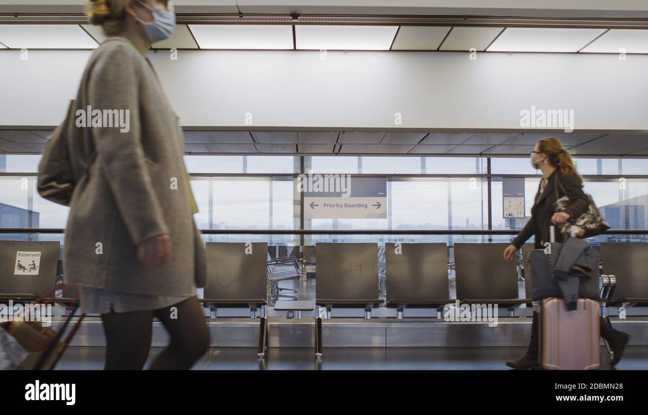 Vienna, Vienna/Austria - 2 novembre 2020: I passeggeri camminano fino alle porte di partenza dell'aeroporto di Vienna. Solo poche persone in viaggio e molte sono chiuse Foto Stock