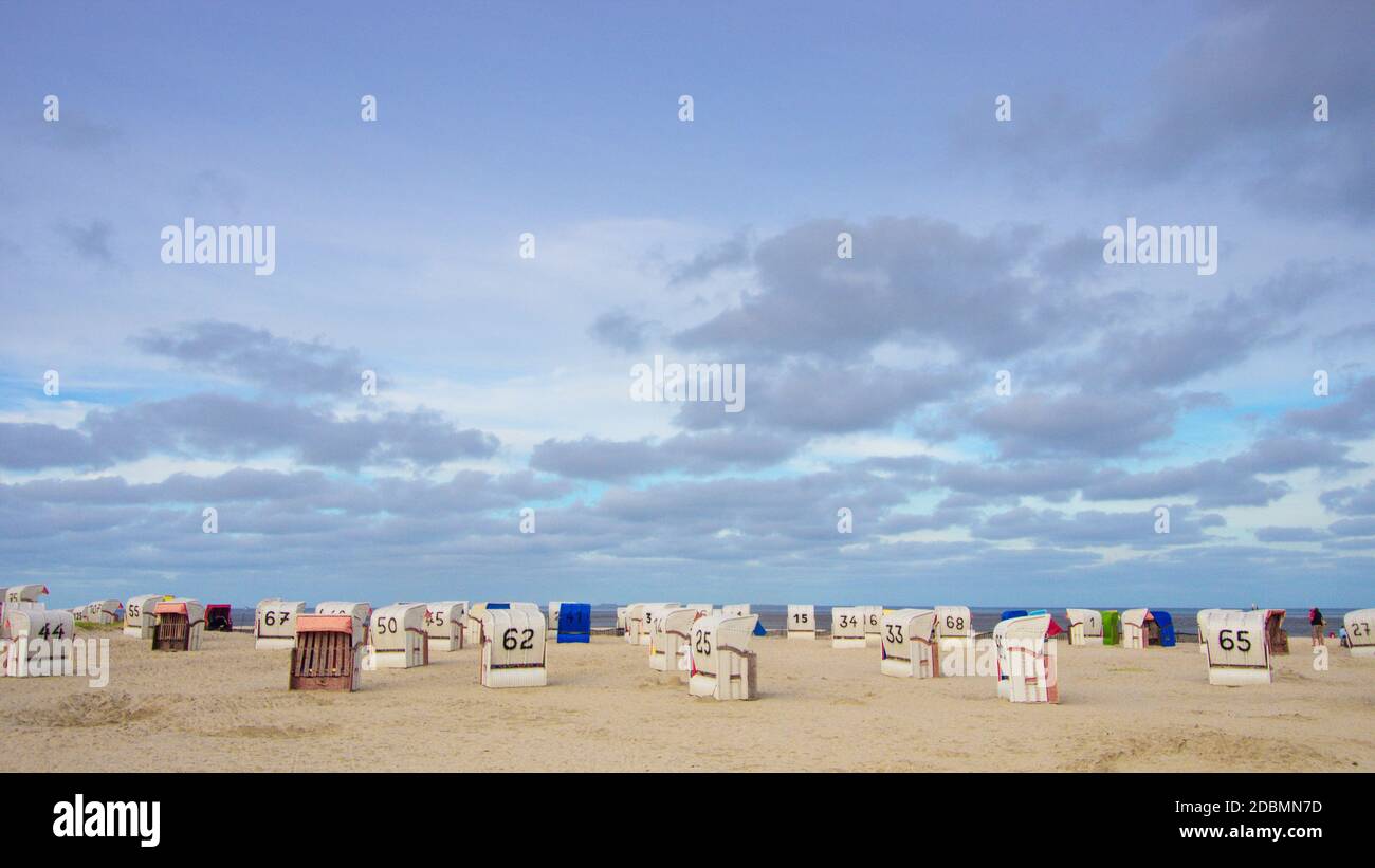 Panorama mit einsamen Strandkörben an der Nordsee Foto Stock