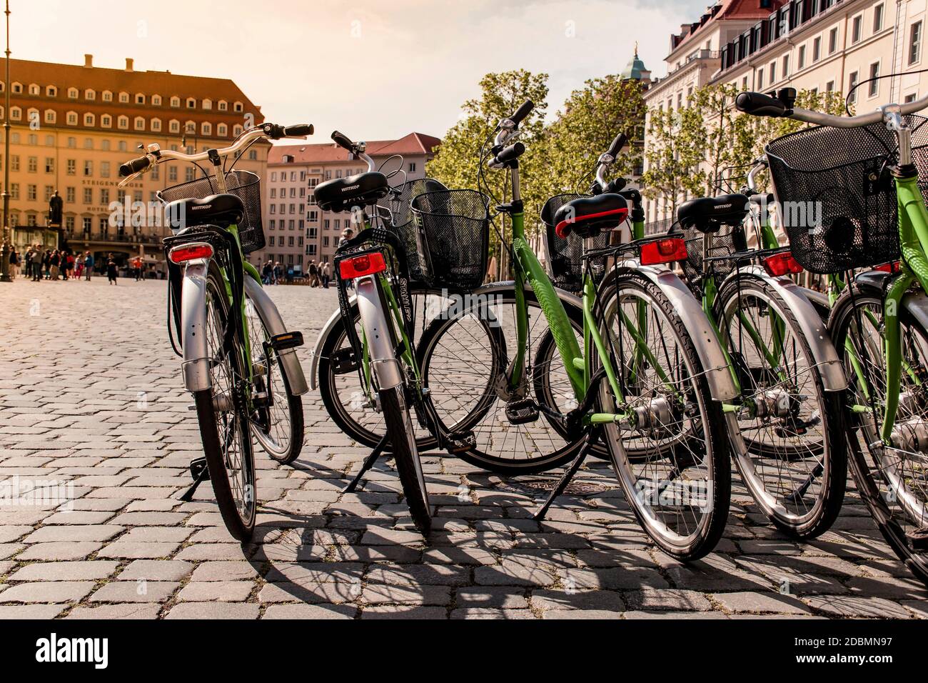 18 Maggio 2019 Dresda, Germania / Foto di viaggio di noleggio biciclette in Piazza Neustadt a Dresda. Dettagli nitidi della moto e del bokeh atmosferico Foto Stock