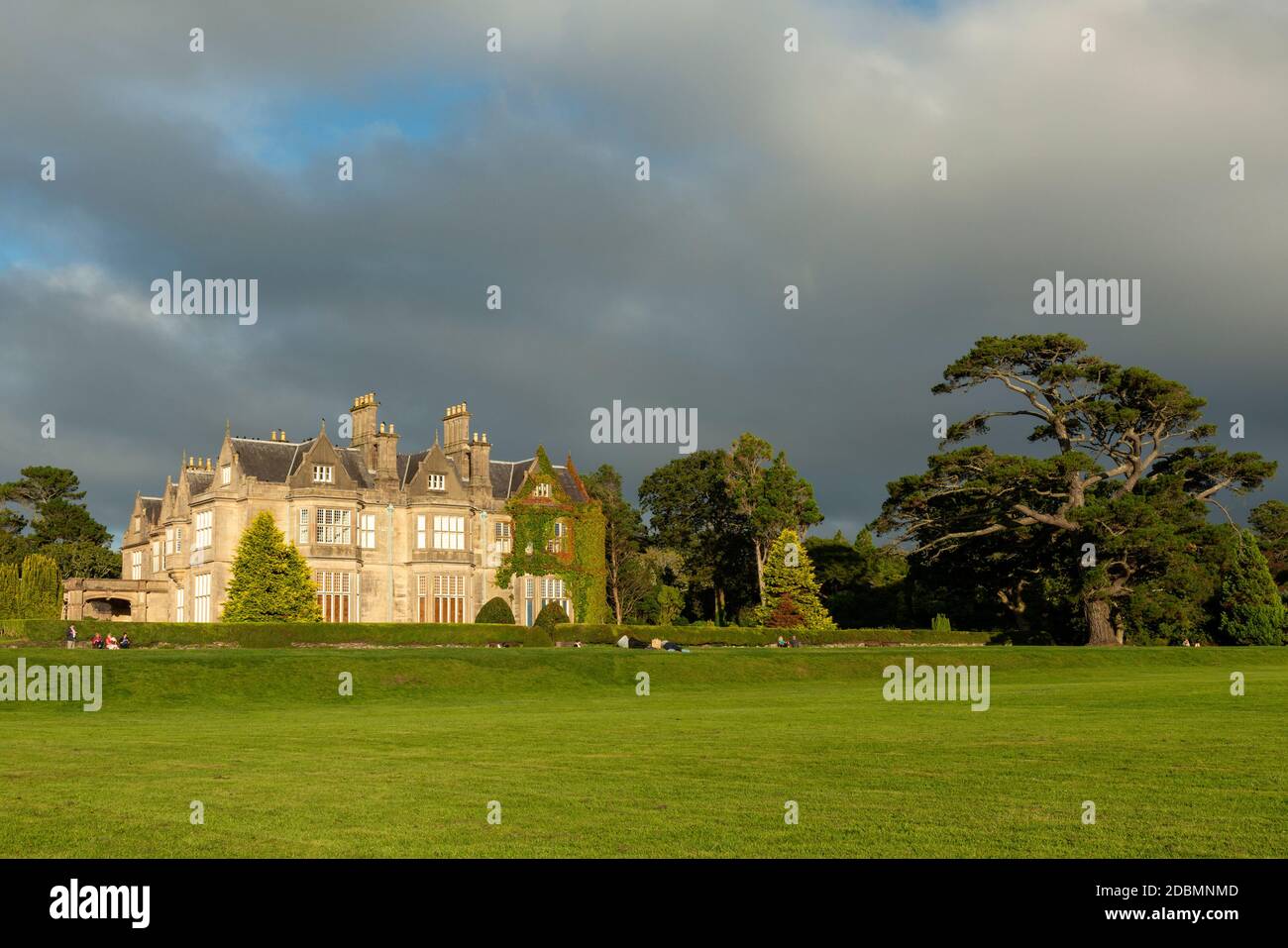 Muckross House and Gardens, monumento storico irlandese nel Parco Nazionale di Killarney, County Kerry, Irlanda Foto Stock