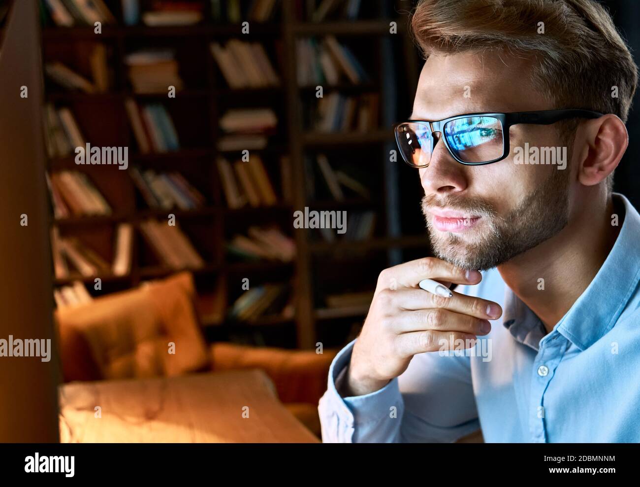 Primo piano di un uomo d'affari che indossa occhiali per computer guardando lo schermo del pc. Foto Stock