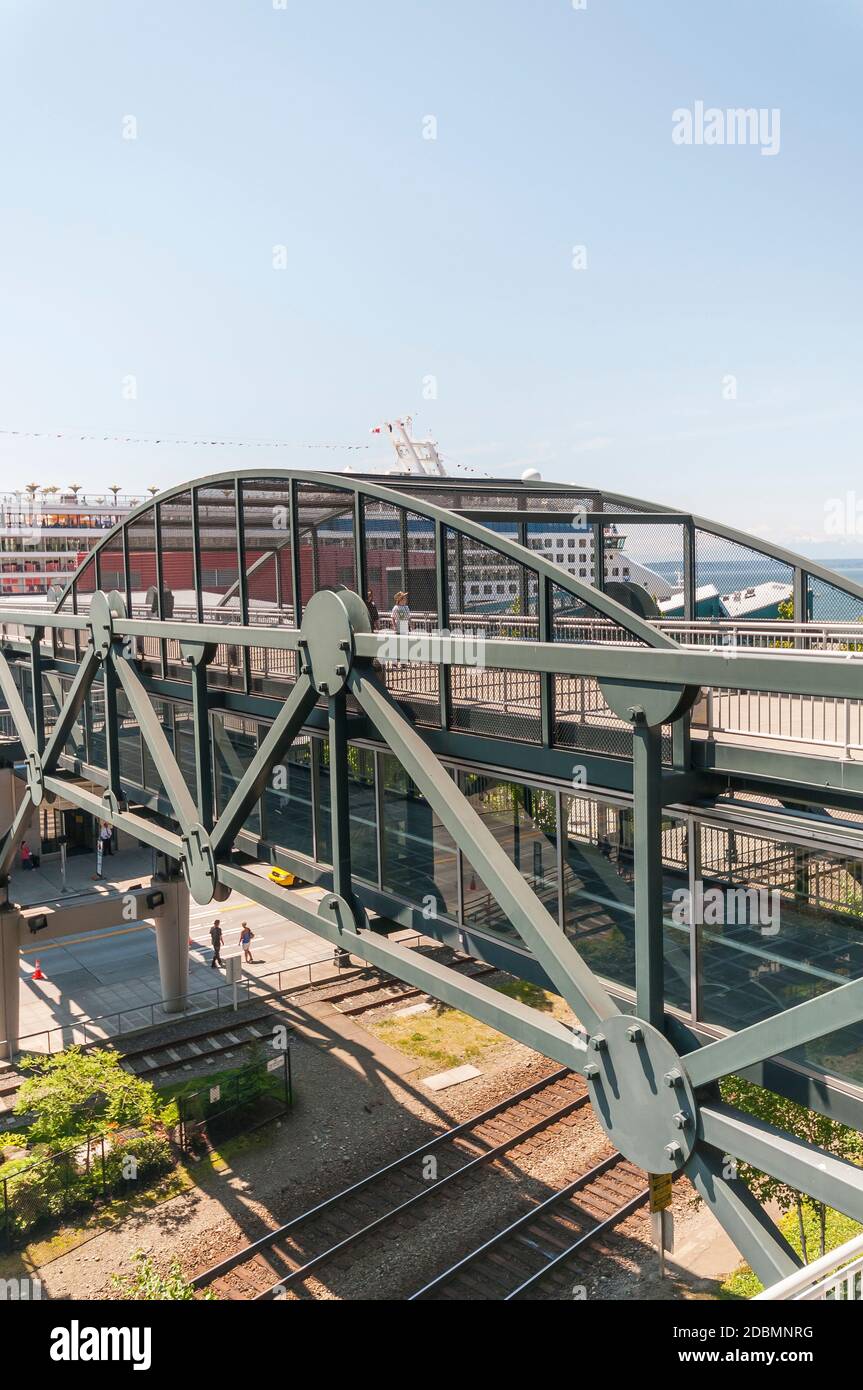 Passerella sopraelevata nella zona portuale di Belltown a Seattle, Washington Foto Stock