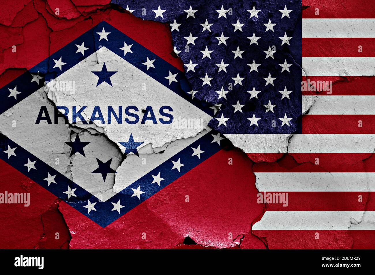 Bandiere di Arkansas e USA dipinta sulla parete incrinato Foto Stock