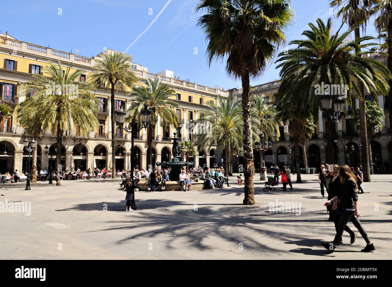 Plaça Reial e le sue palme a Barcellona, Catalogna, Spagna Foto Stock