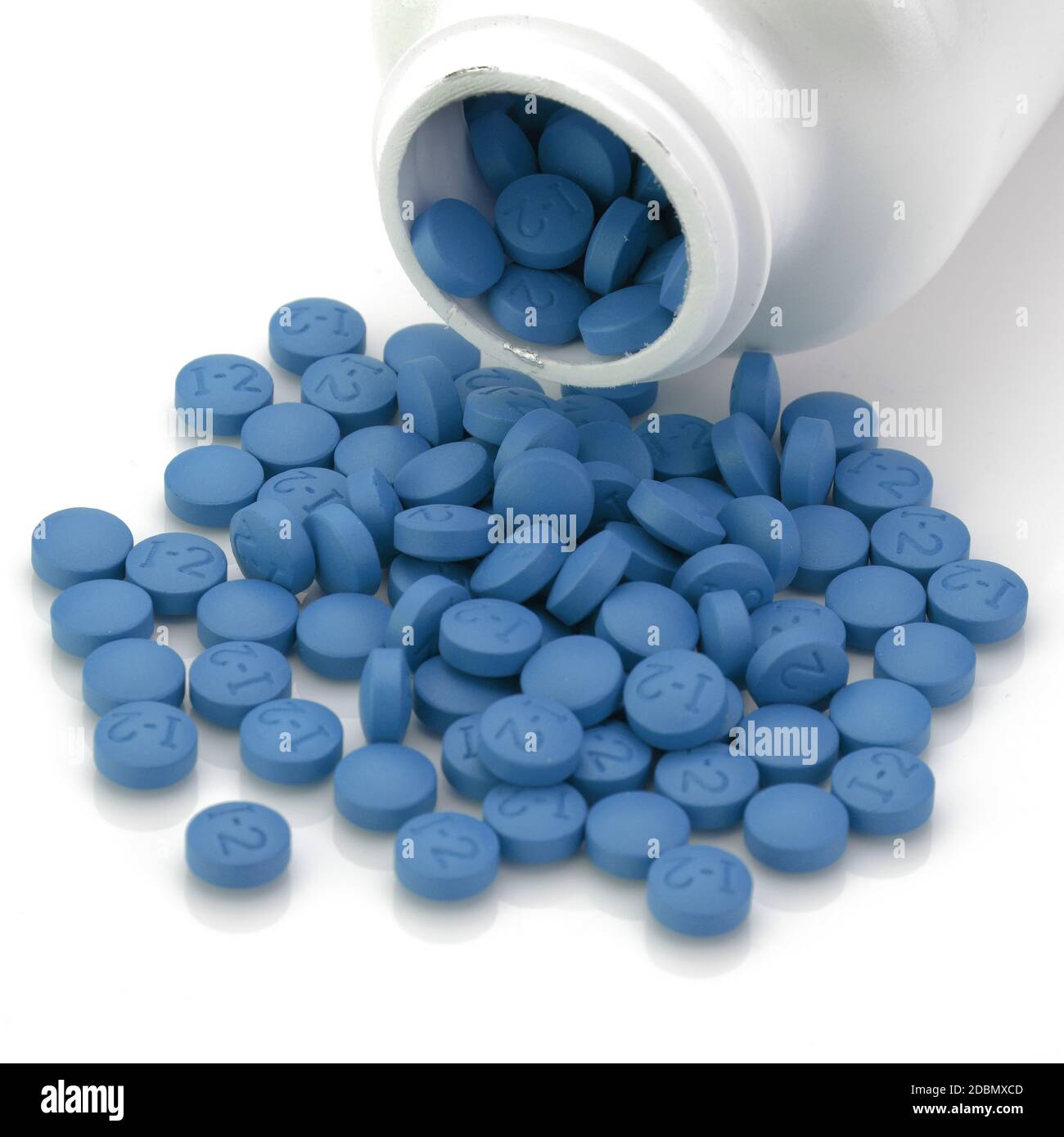 Un mucchio di blu pillole e bottiglia di medicazione Foto Stock