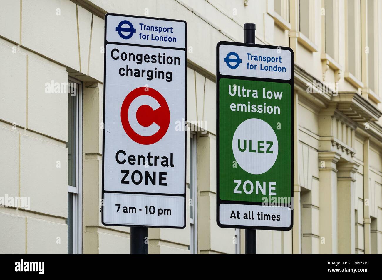 Segnale di addebito di congestione e zona a bassissima emissione, Londra Inghilterra Regno Unito Foto Stock