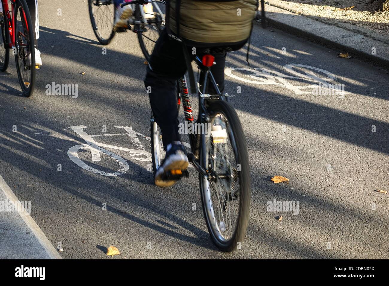 Ciclisti sulla pista ciclabile, Londra Inghilterra Regno Unito Regno Unito Foto Stock