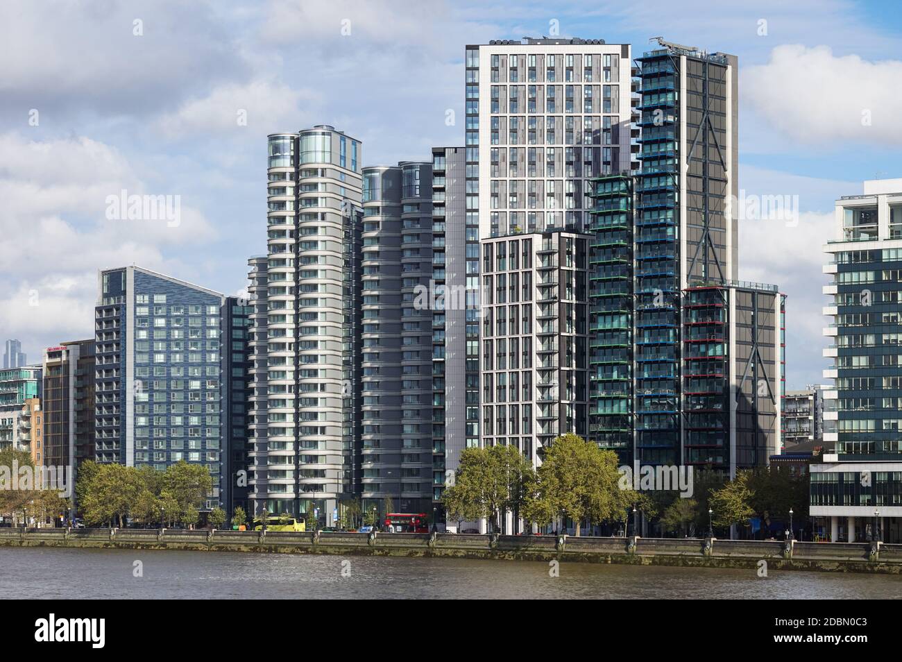 Nuovi edifici residenziali moderni con appartamenti di lusso su Albert Embankment a Vauxhall, Londra, Inghilterra, Regno Unito, Regno Unito Foto Stock