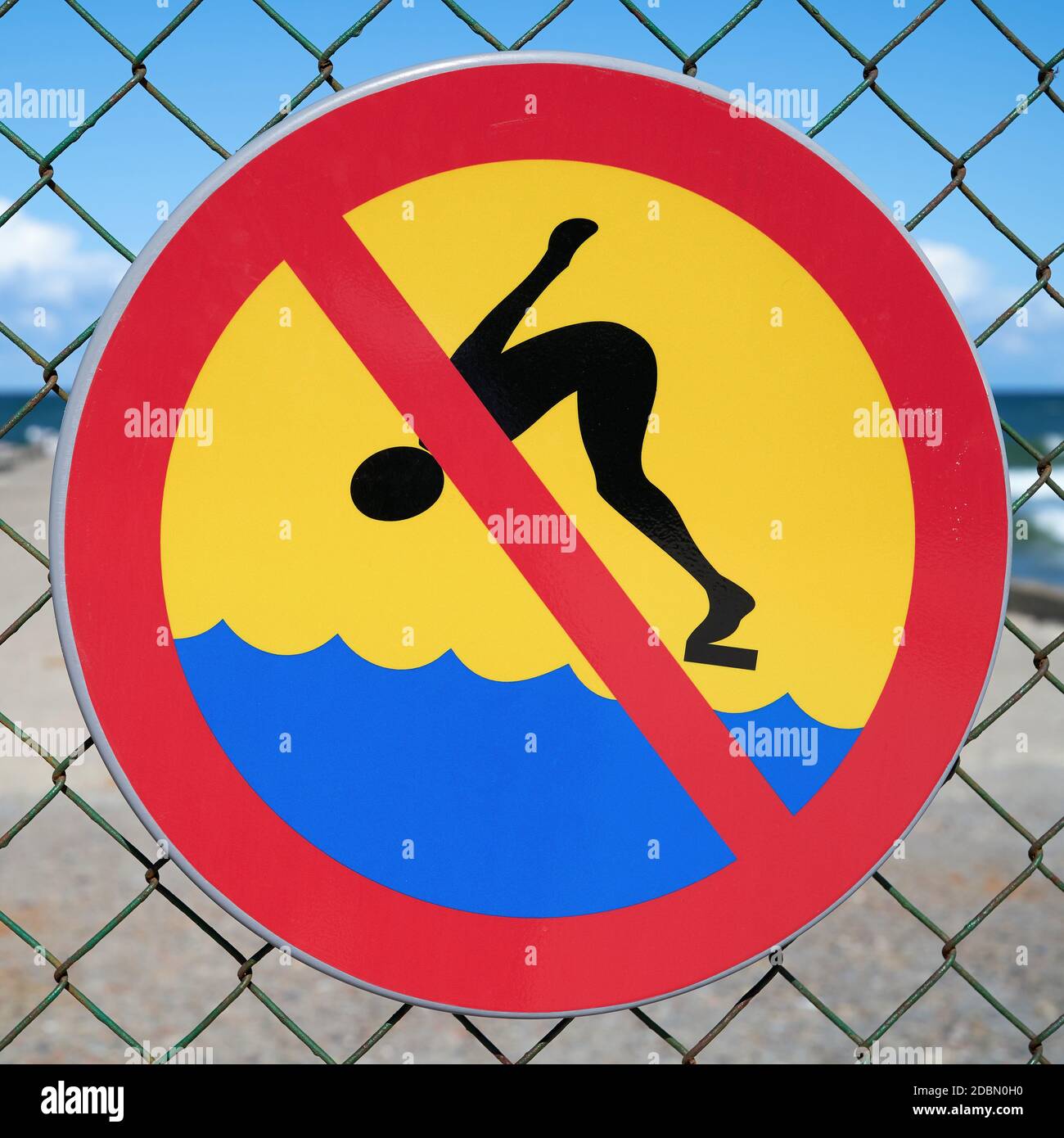 Cartello di divieto al molo dilapido vicino a Niechorze sulla costa baltica polacca Foto Stock