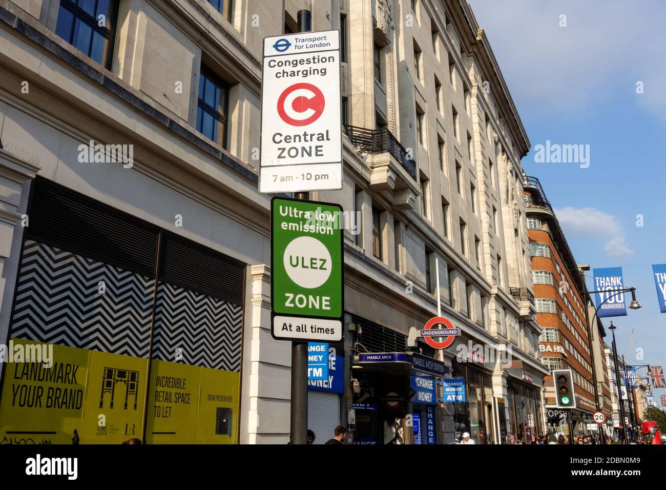Cartello Congestion Charge e Ultra Low Emission zone su Oxford Street, Londra Inghilterra Regno Unito Foto Stock