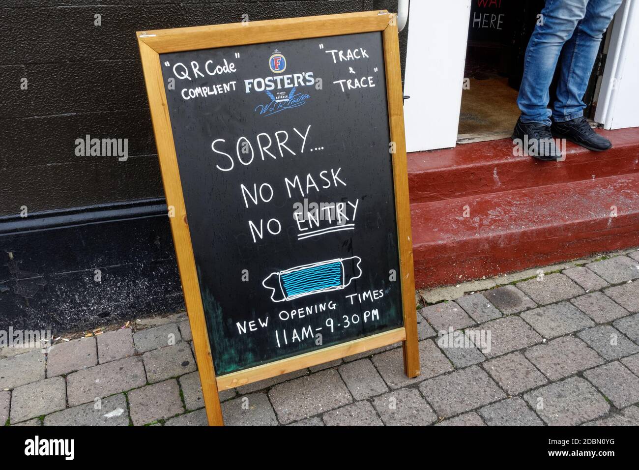 Nessuna maschera, nessun cartello d'ingresso all'ingresso del pub di Londra, Inghilterra, Regno Unito Foto Stock