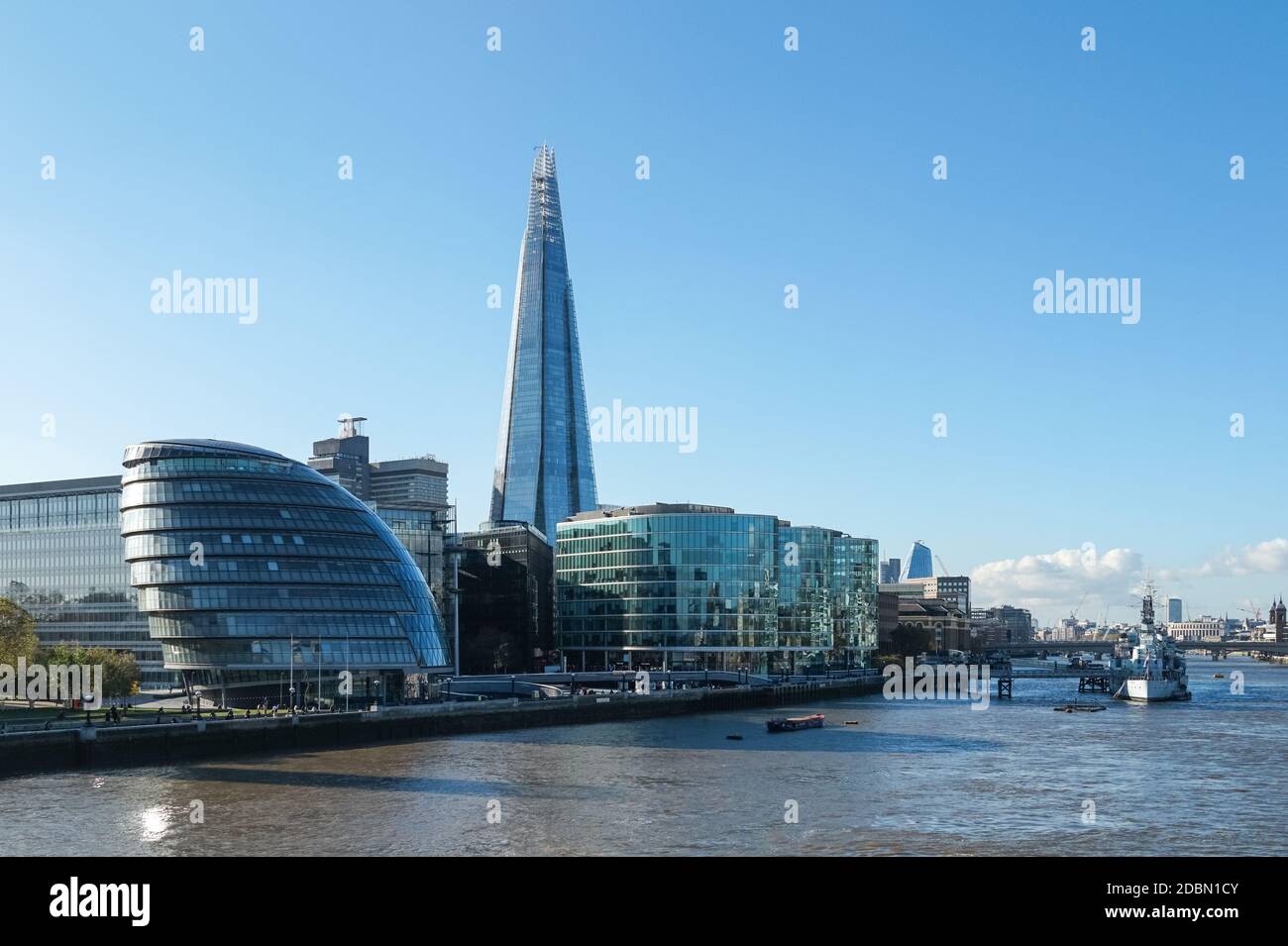 Il grattacielo Shard, il Municipio e il più lungofiume di Londra sulla South Bank del fiume Tamigi a Londra, Inghilterra Regno Unito Foto Stock