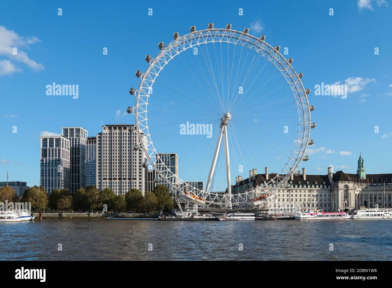 Ruota panoramica London Eye con edifici Southbank Place dietro, Londra Inghilterra Regno Unito Foto Stock