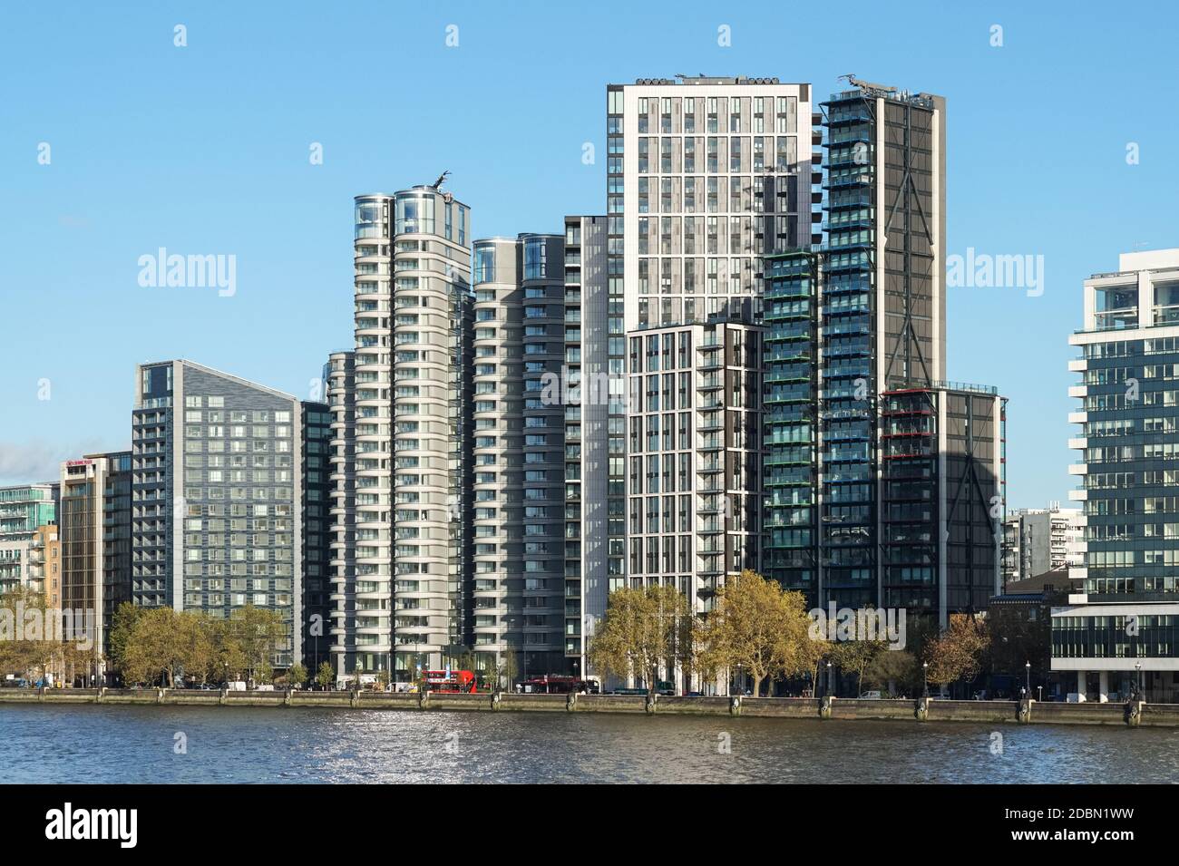 Nuovi edifici residenziali moderni con appartamenti di lusso su Albert Embankment a Vauxhall, Londra, Inghilterra, Regno Unito, Regno Unito Foto Stock