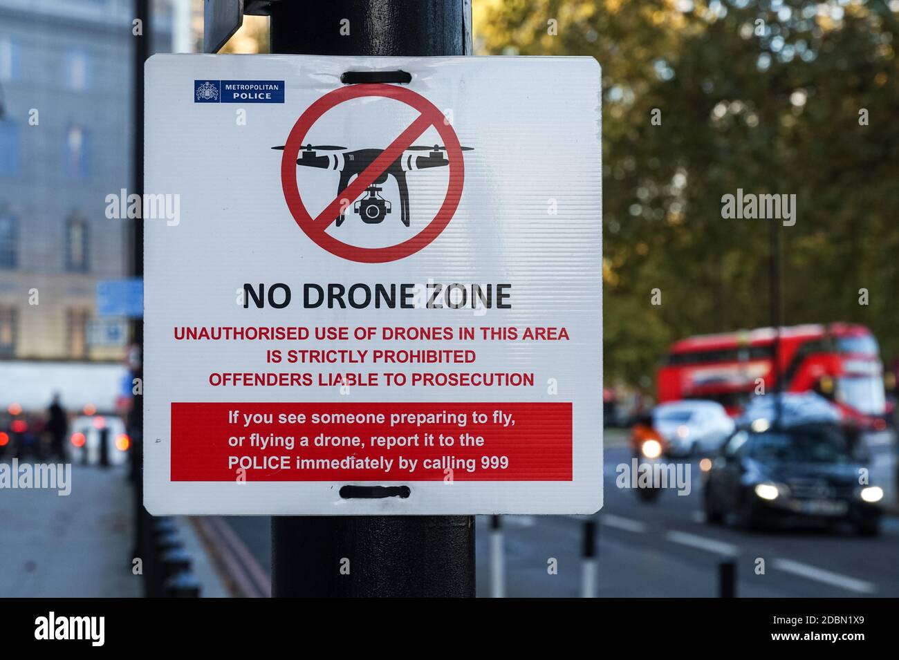 Nessun segnale della zona dei droni che proibisca di volare sui droni nell'area di Westminster a Londra, Inghilterra Regno Unito Foto Stock