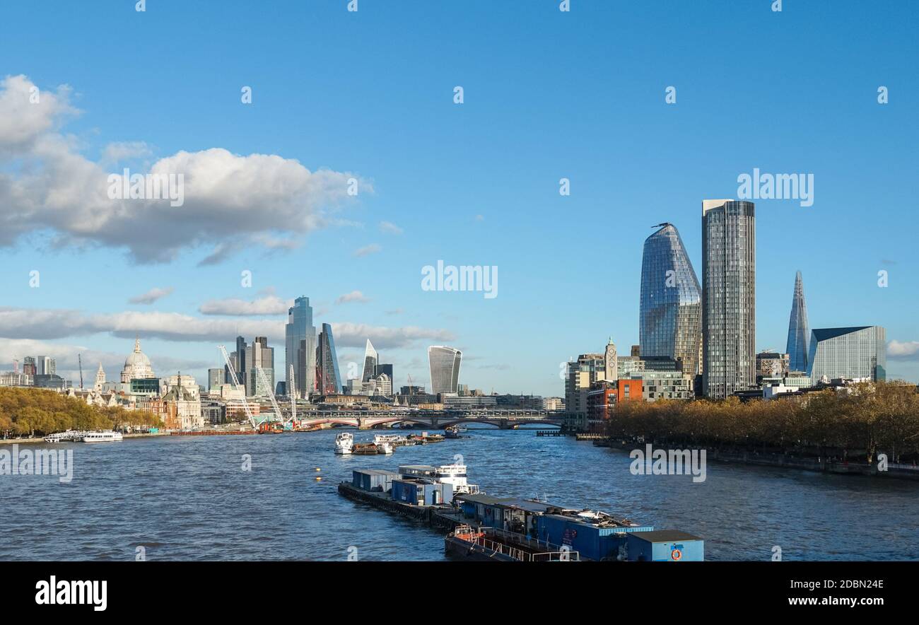 Vista panoramica di Londra con cielo blu, Inghilterra Regno Unito Regno Unito Foto Stock