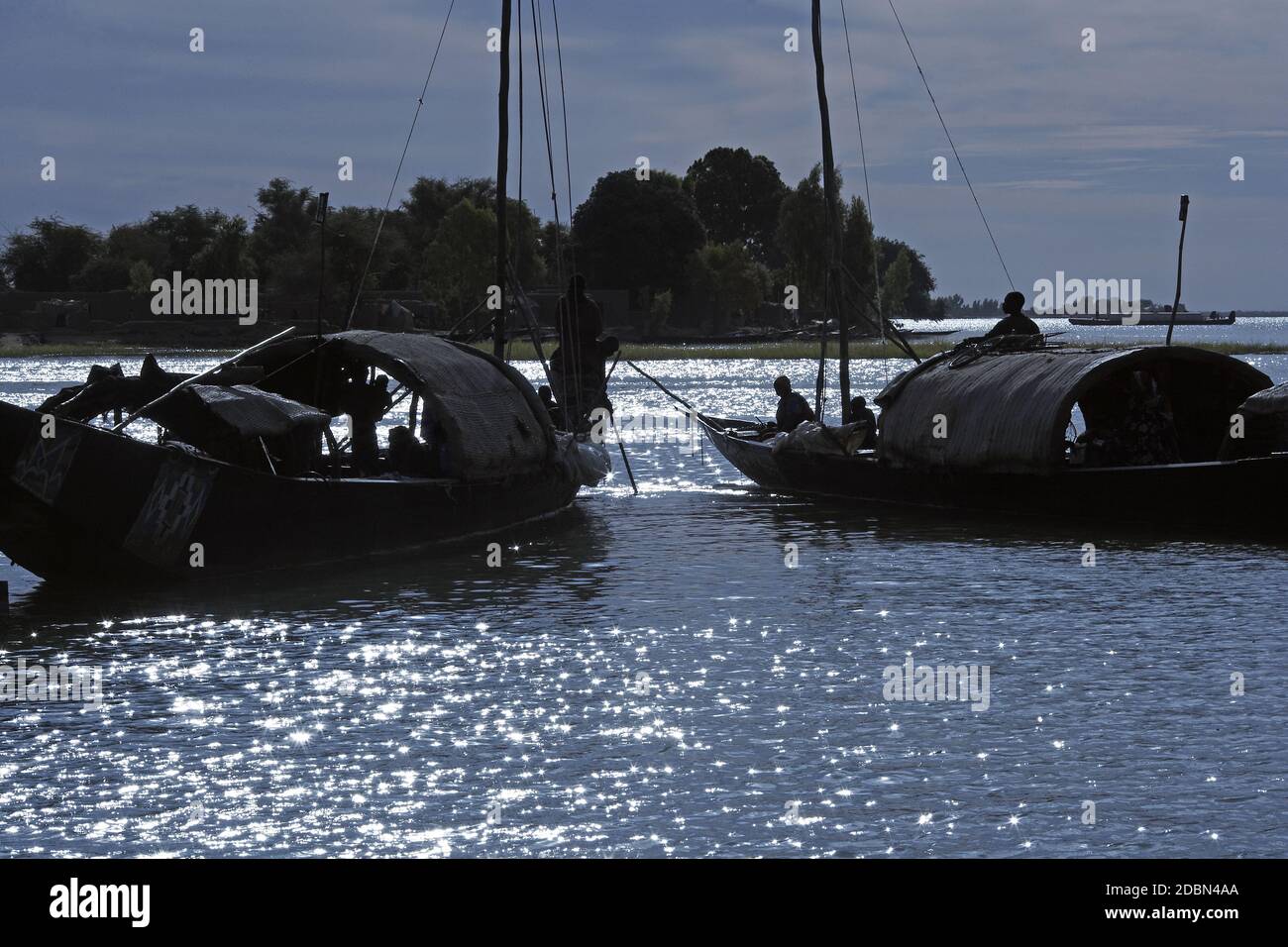 Piroga (cargo boat) sul fiume Niger vicino a Timbuktu in Mali , Africa occidentale . Foto Stock