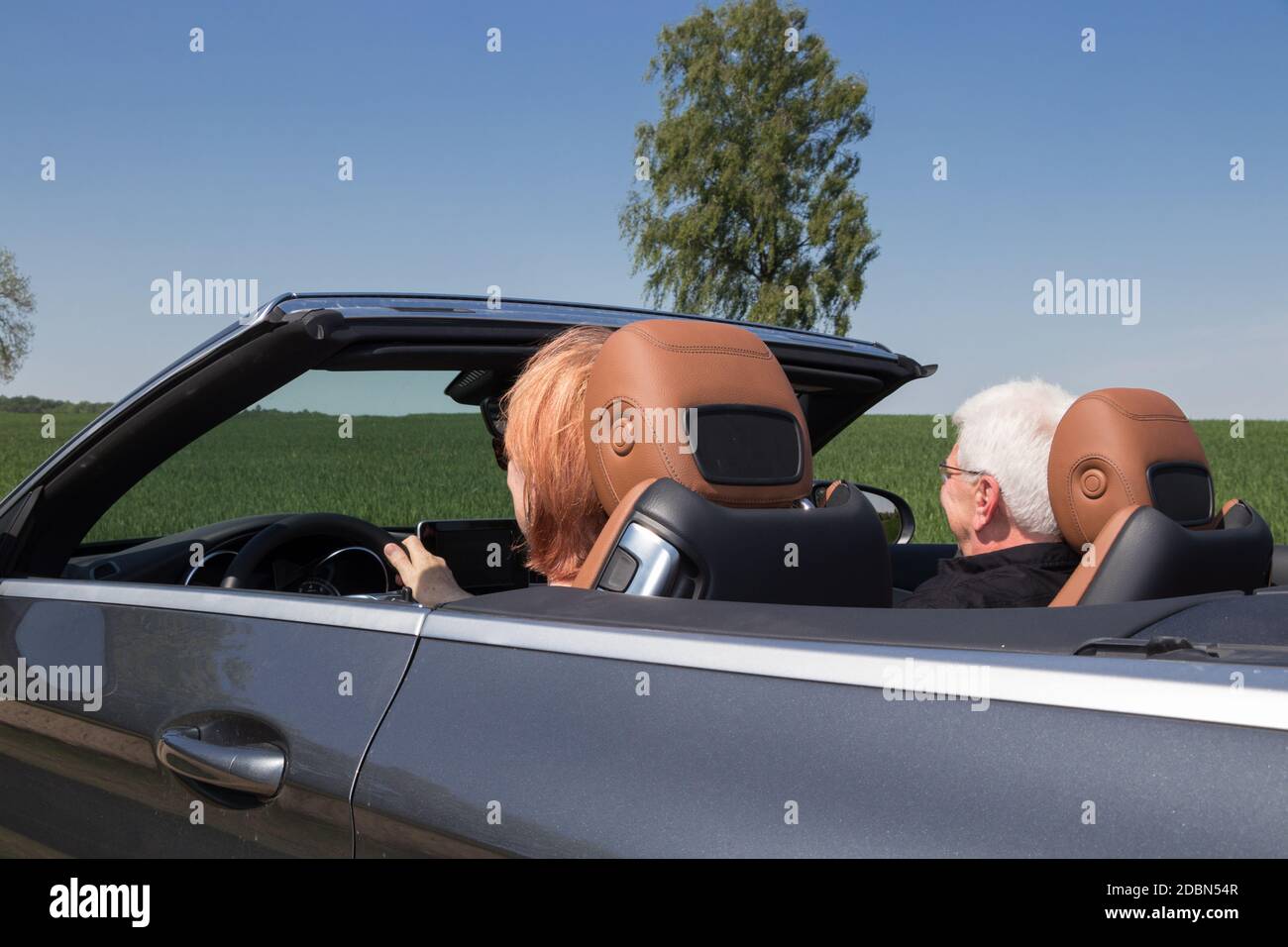 Due anziani in una vettura sportiva Foto Stock