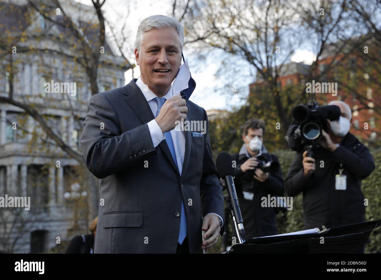 Washington, Stati Uniti. 17 Nov 2020. Il consulente nazionale della sicurezza della Casa Bianca Robert o'Brien fa un commento fuori dell'ala ovest della Casa Bianca a Washington, DC martedì 17 novembre 2020. O'Brien ha discusso i livelli di truppe in Afghanistan e Iraq. O'Brien ha notato ieri che Joe Biden sembra aver vinto e promesso di sorpassare una "transizione professionale molto" sul Consiglio di sicurezza Nazionale. Foto di Yuri Grippas/UPI Credit: UPI/Alamy Live News Foto Stock