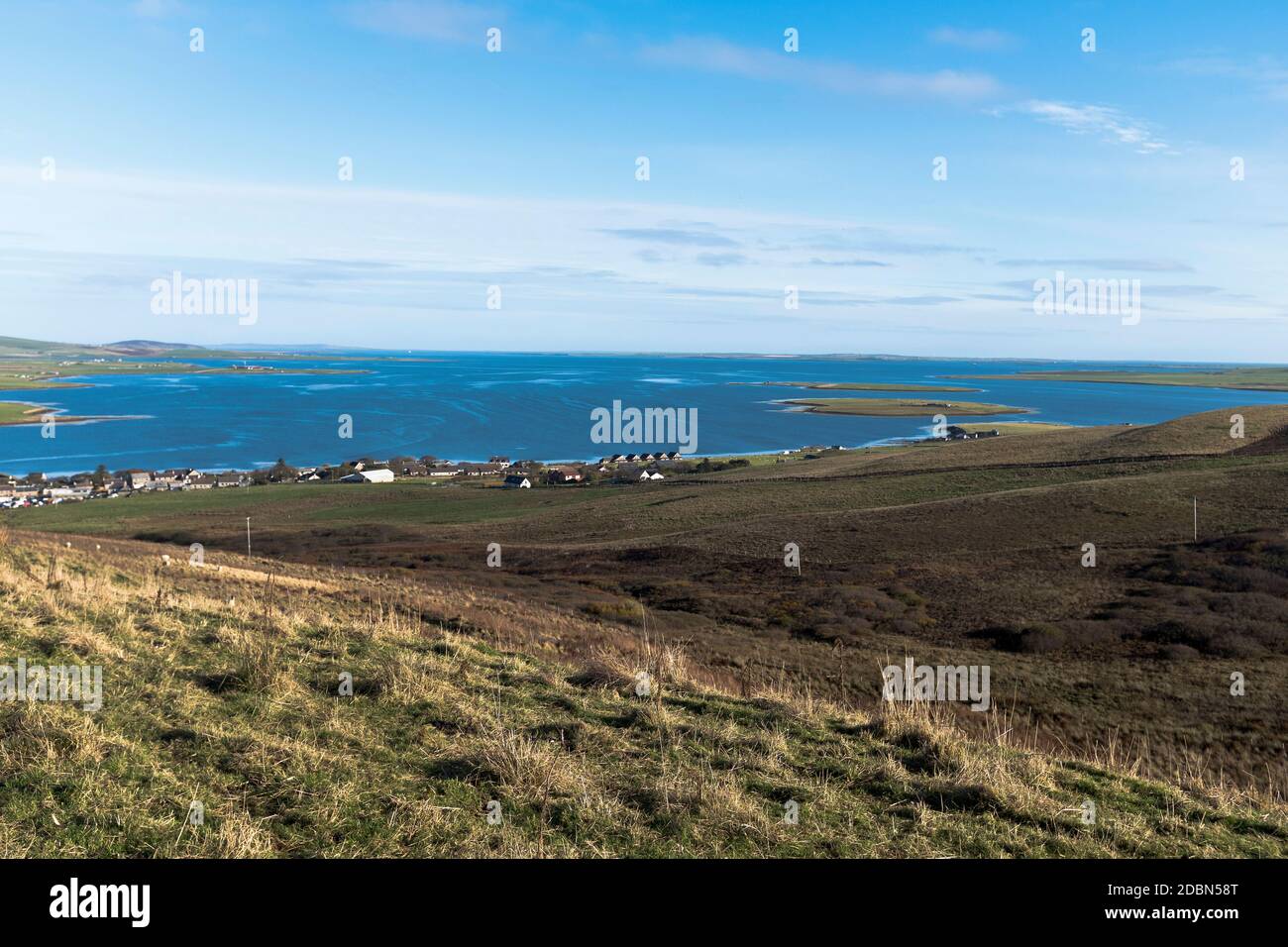 dh Finstown FIRTH ORKNEY Scottish isole campagna blu cieli scozia isola paesaggio isole Foto Stock