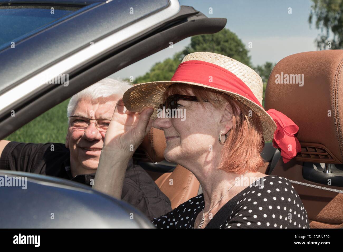 Due felici le persone anziane in auto Foto Stock