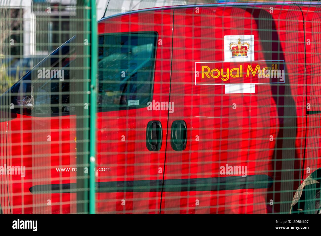 un furgone reale di consegna della posta parcheggiato dietro la recinzione del filo in un cortile dell'ufficio postale ad un ufficio di smistamento sull'isola di wight. Foto Stock