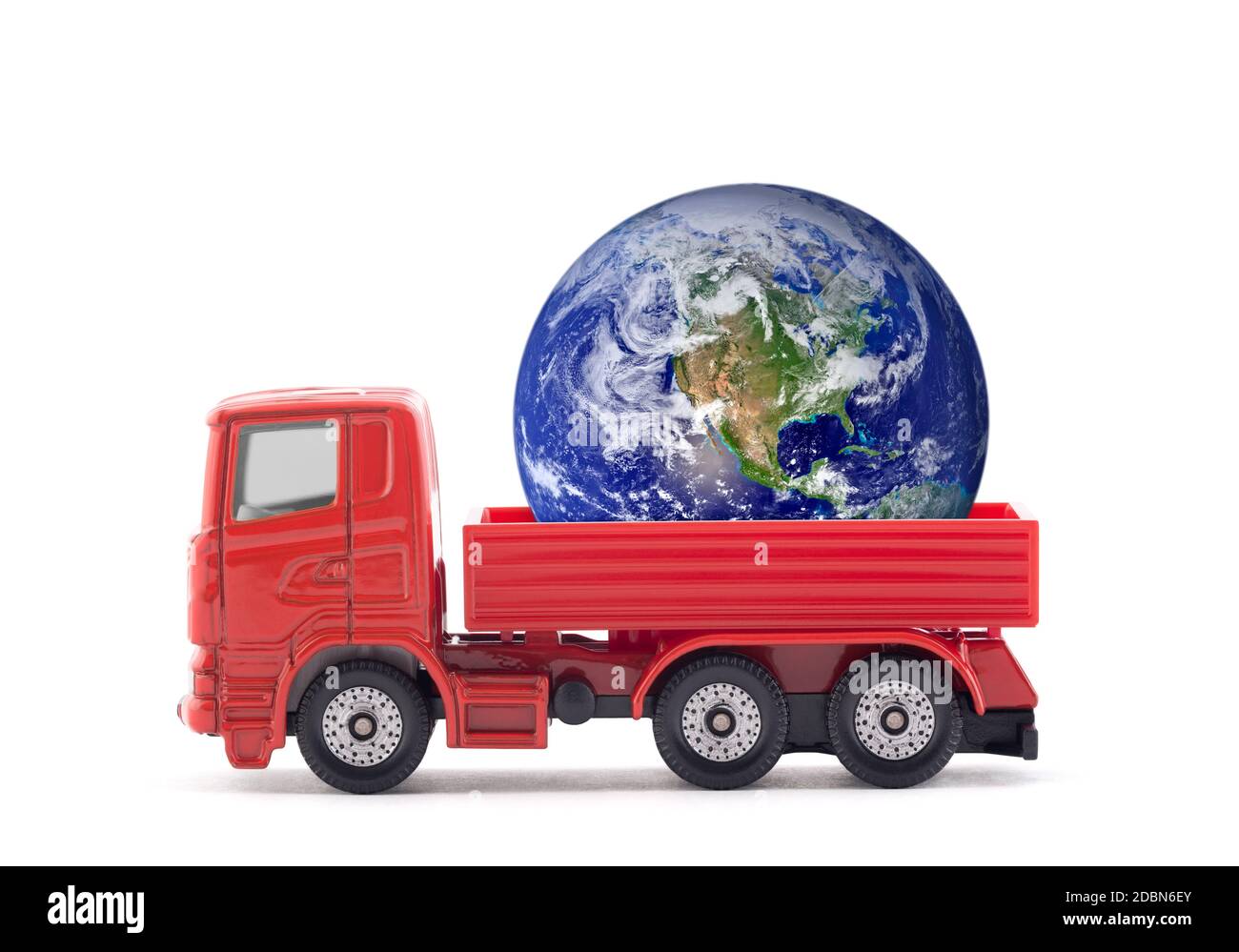 Miniatura di camion rosso con pianeta Terra isolato su sfondo bianco. Foto di terra fornita dalla NASA. Foto Stock