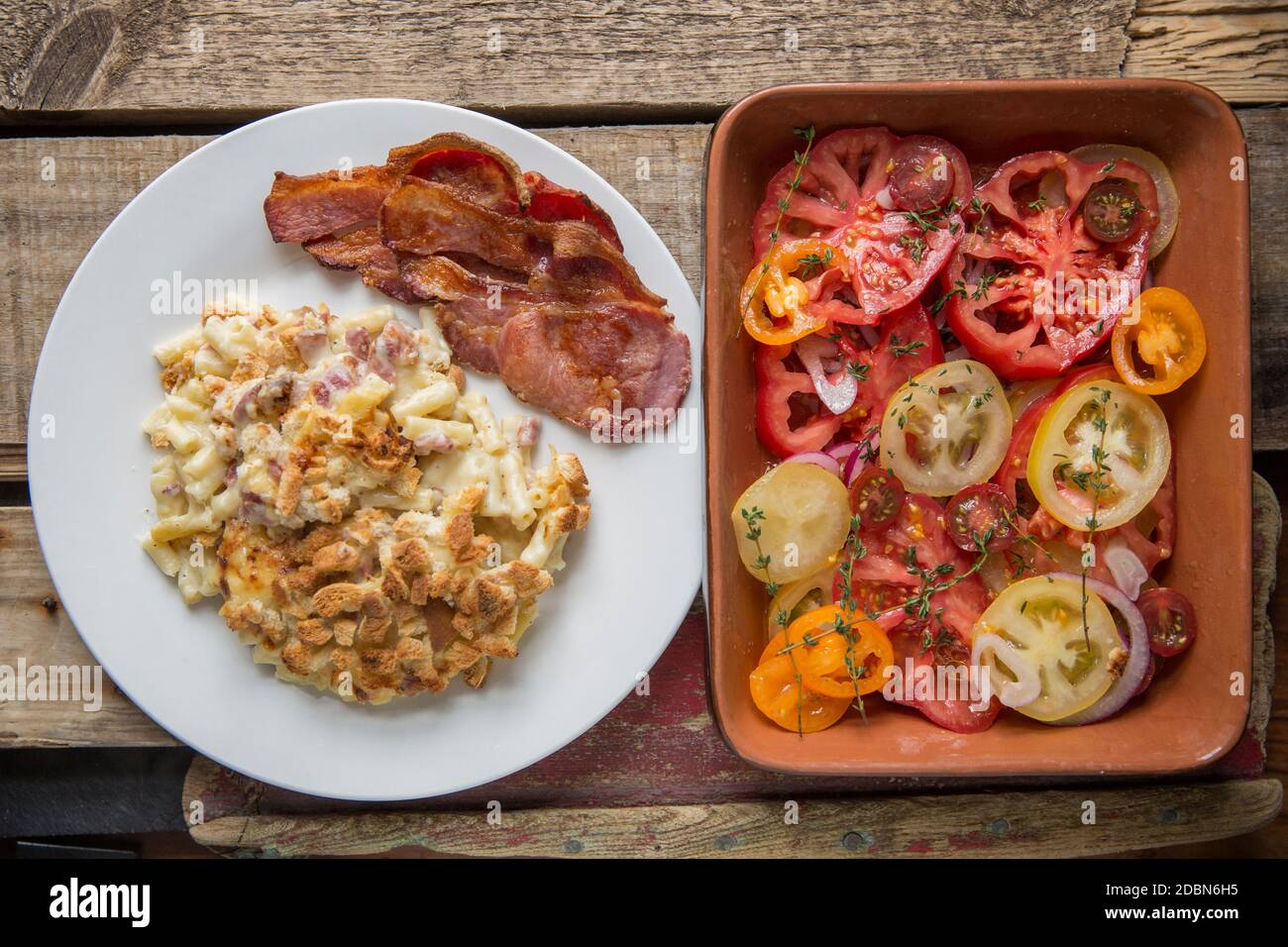 Un macaroni fatto con pancetta affumicata a dadini e condito con pane tostato a cubetti. Ulteriori rashers di pancetta affumicata alla griglia sono stati Foto Stock