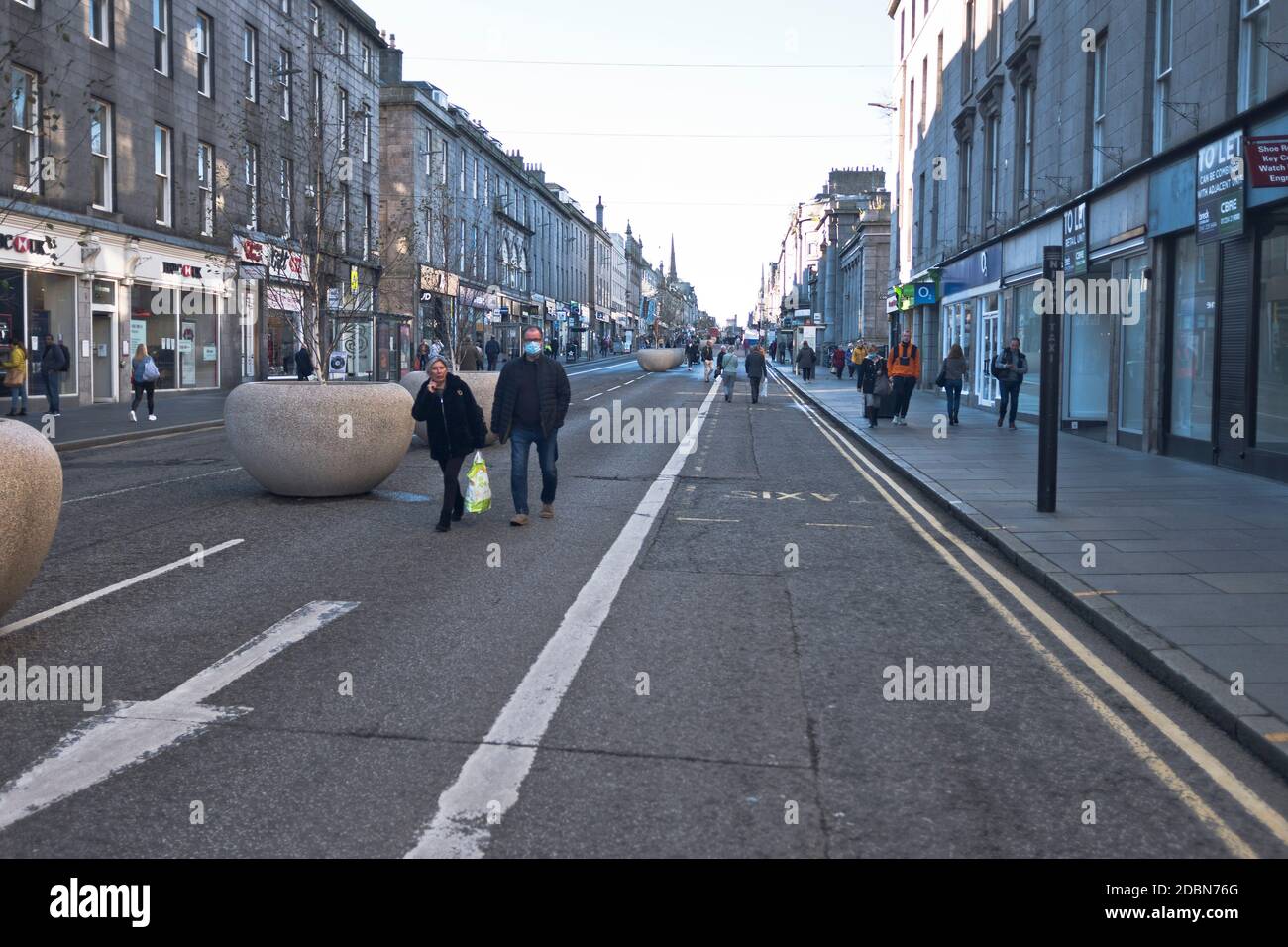 dh COVID 19 UK Aberdeen Union Street pedestrain Road meter maschera distanziatrice persone con maschere facciali scozia Foto Stock