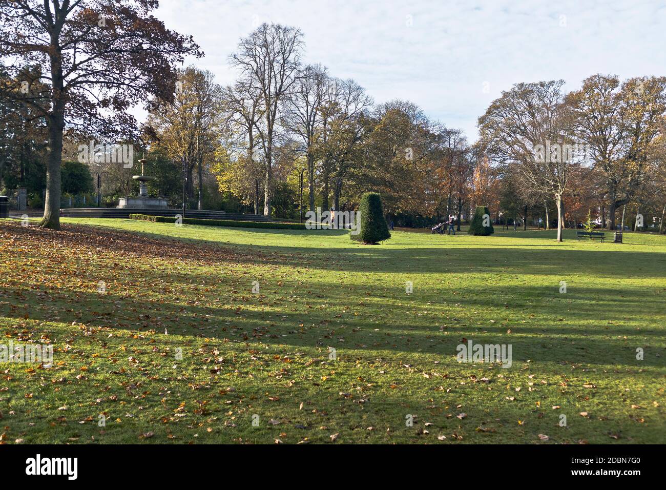 dh VICTORIA PARK ABERDEEN gente che cammina nel parco autunno scozia parchi pubblici della città Foto Stock