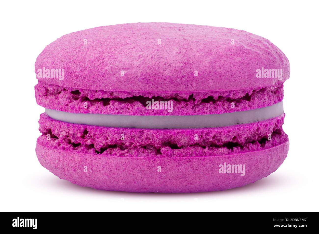macaroon viola magenta isolato su sfondo bianco, tracciato di ritaglio, profondità di campo completa Foto Stock