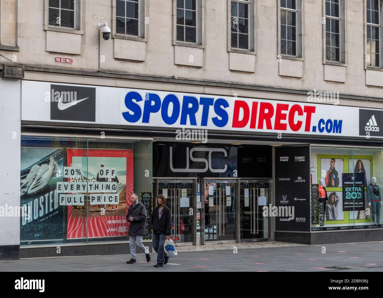 una grande filiale di alta strada di negozi sportivi diretti nel centro di  southampton Foto stock - Alamy