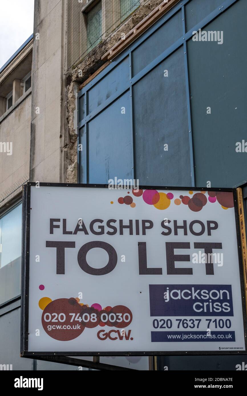 un grande negozio per lasciare segno fuori di un grande negozio sulla strada alta nel centro di southampton durante la crisi economica, Foto Stock