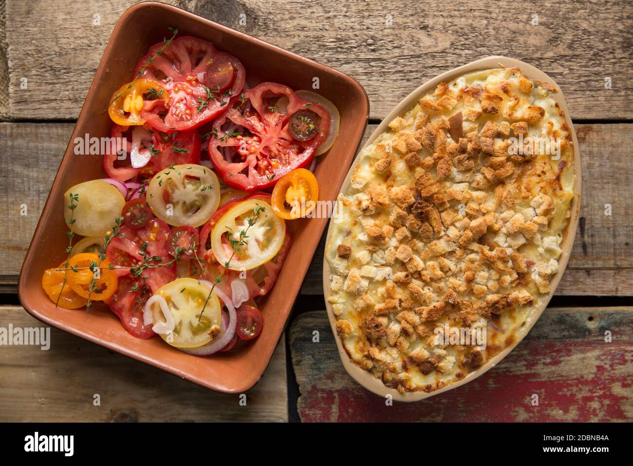 Un macaroni fatto con pancetta affumicata a dadini e condito con pane tostato a cubetti. E' stato servito con un'insalata di pomodoro di primo apparire. WO Foto Stock