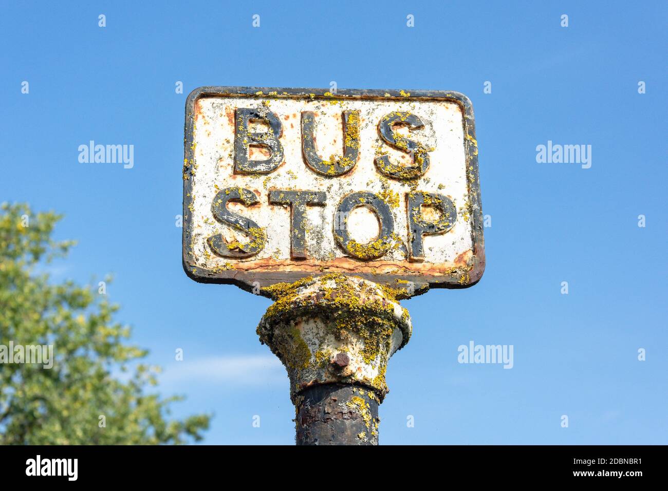 Classico, rustico segnale di fermata dell'autobus, Fulbrook Hill, Fulbrook, Oxfordshire, Inghilterra, Regno Unito Foto Stock