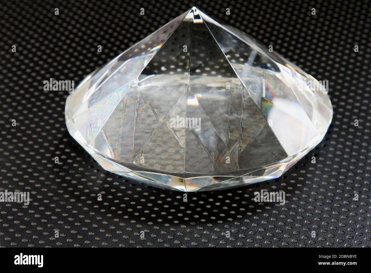 Big Diamond gem a techno sfondo nero Foto Stock