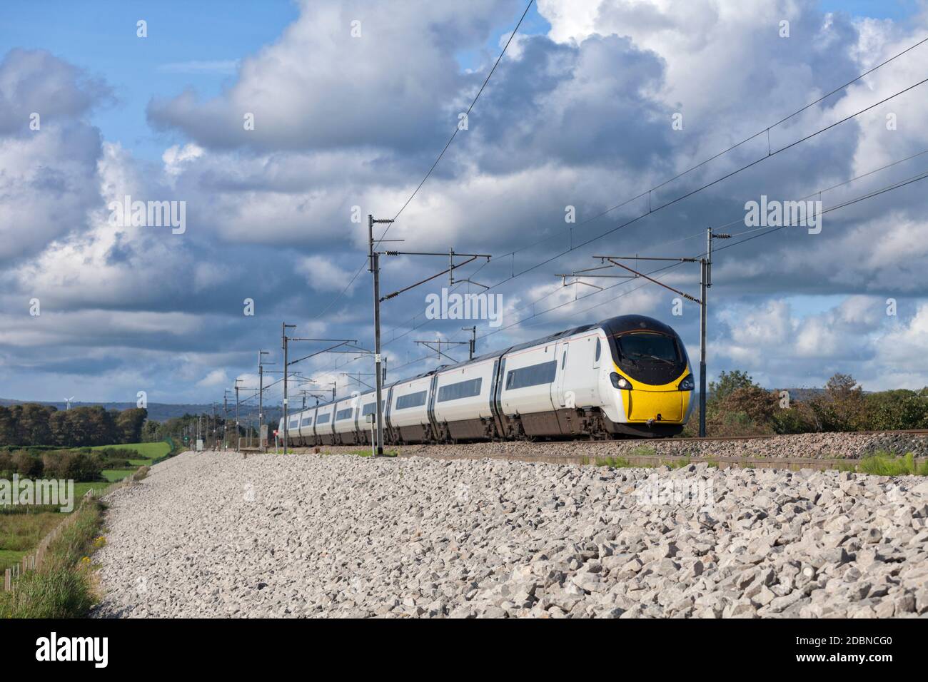 Avanti costa ovest classe 390 Alstom Pendolino treno sulla Linea principale della costa occidentale del Lancashire Foto Stock