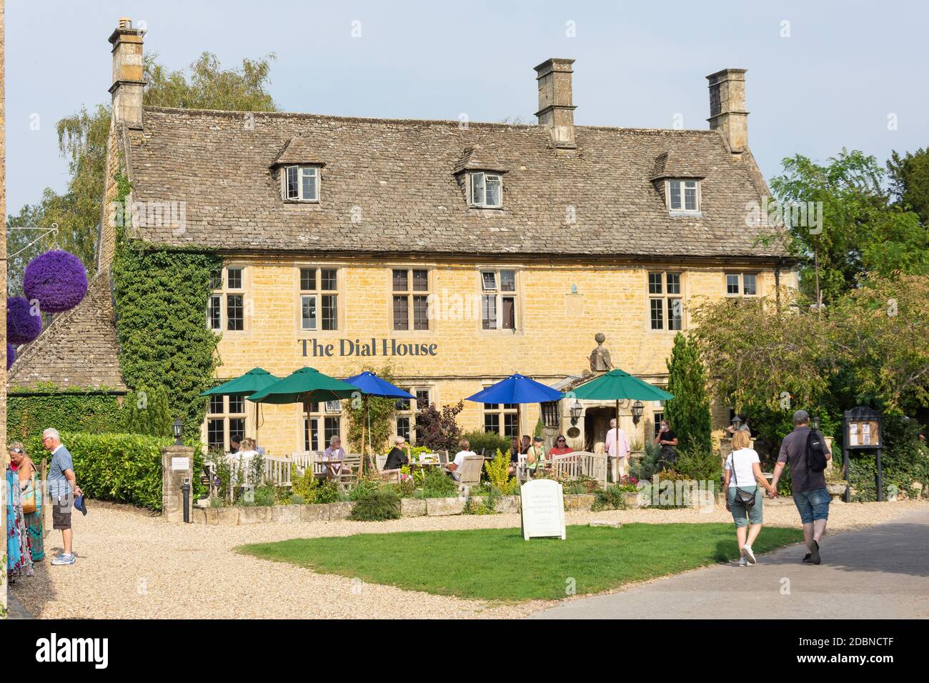 17 ° secolo Dial House Hotel, High Street, Bourton-on-the-Water, Gloucestershire, Inghilterra, Regno Unito Foto Stock