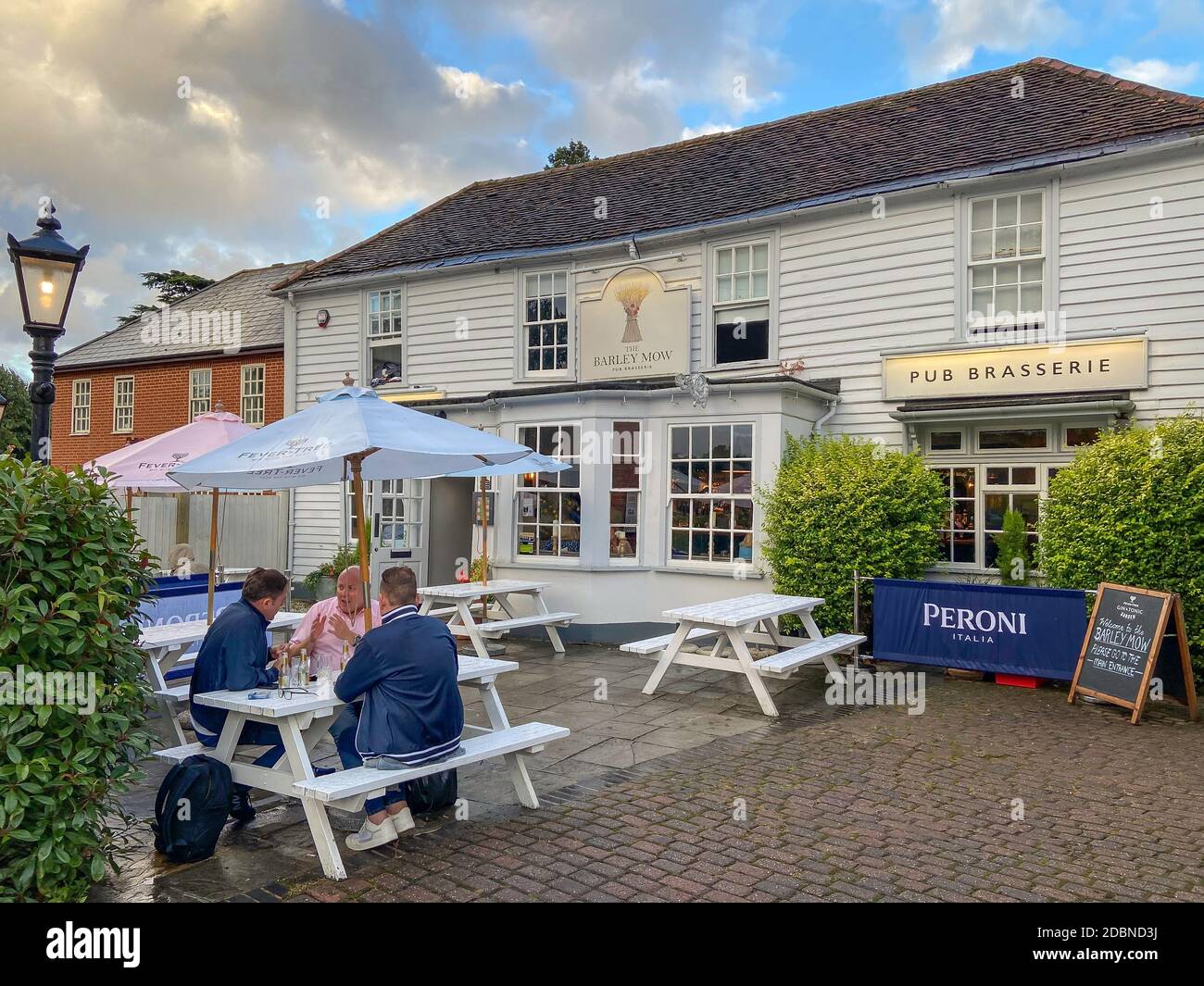 Il XVIII secolo orzo Mow Pub, il verde, Englefield Green, Surrey, England, Regno Unito Foto Stock