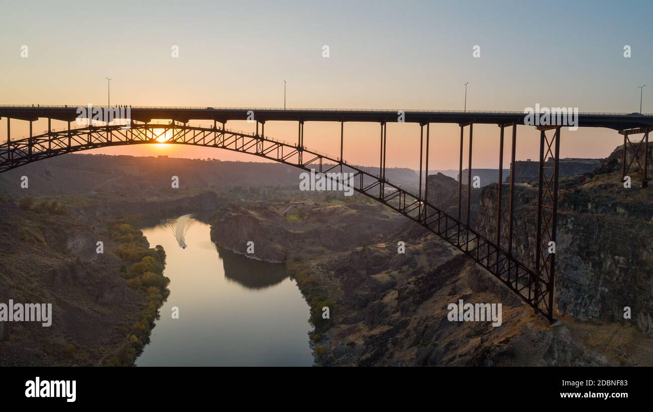 drone vista di un ponte al tramonto Foto Stock