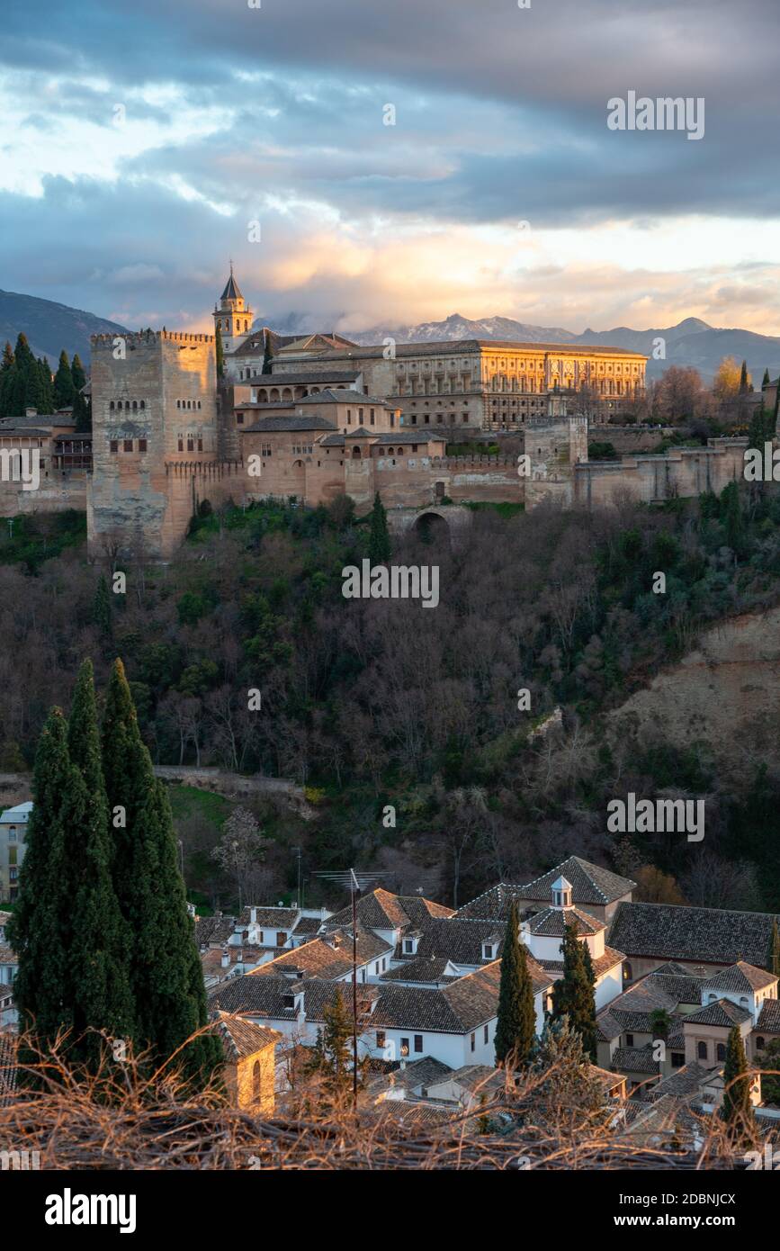 Vista serale sulla famosa Alhambra di Granada, Spagna Foto Stock