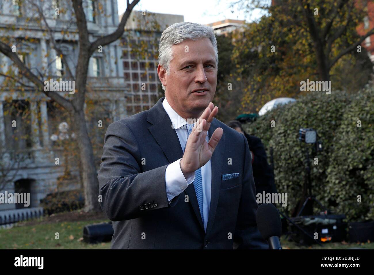 Washington, Stati Uniti d'America. 17 Nov 2020. Il consulente nazionale per la sicurezza Robert o'Brien ondeggia ai giornalisti all'esterno dell'ala ovest della Casa Bianca a Washington il 17 novembre 2020. Credit: Yuri Grippas/Pool via CNP | Usage worldwide Credit: dpa/Alamy Live News Foto Stock