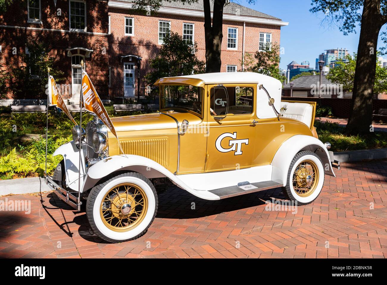Atlanta, GA / USA - Ottobre 30 2020: Il Rambin' Reck della Georgia Tech è una Ford Model A Sport coupé 1930 e serve come mascotte ufficiale della s. Foto Stock