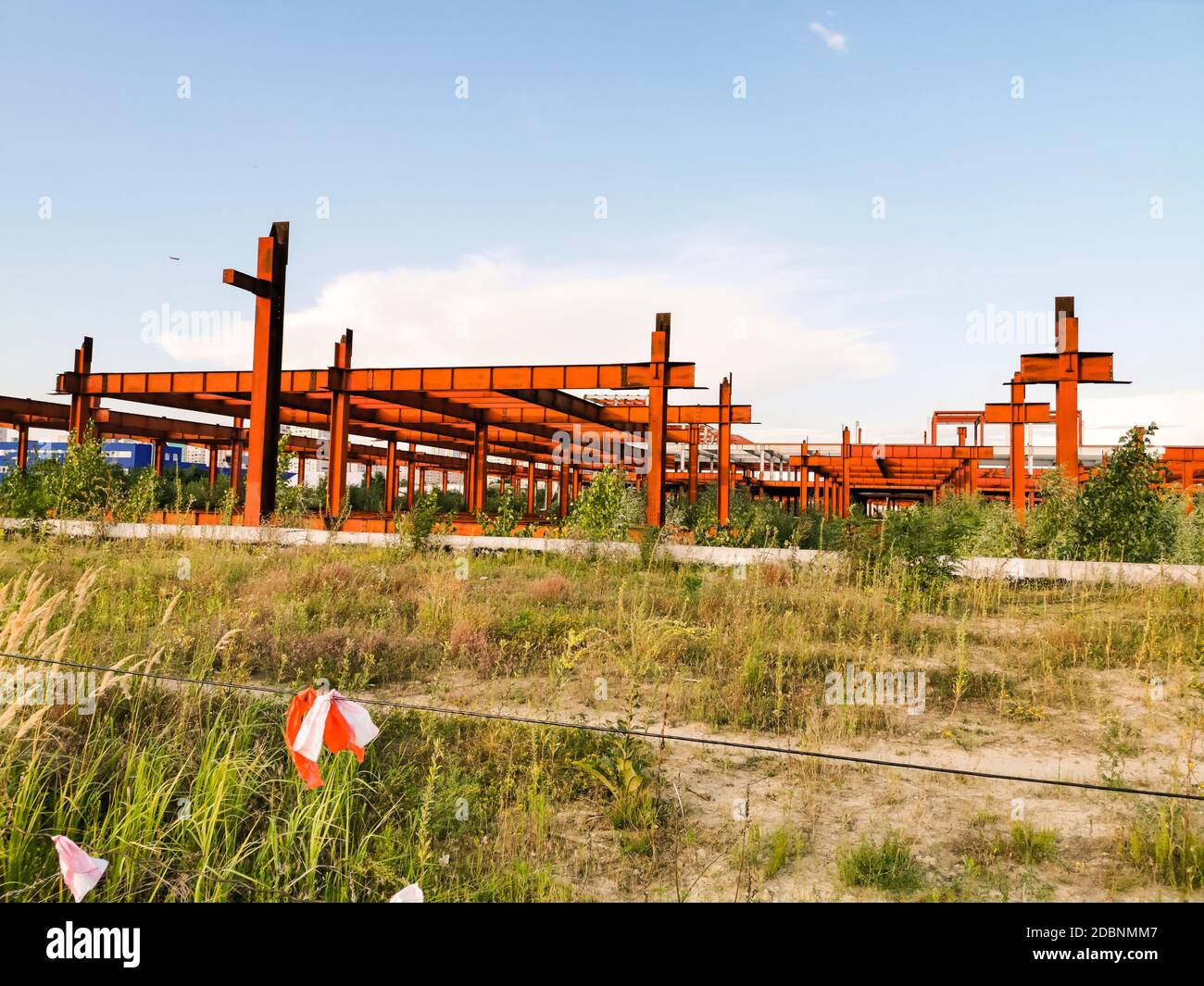 Abuso di edifici. Esempio di costruzione italiana illegale Foto Stock