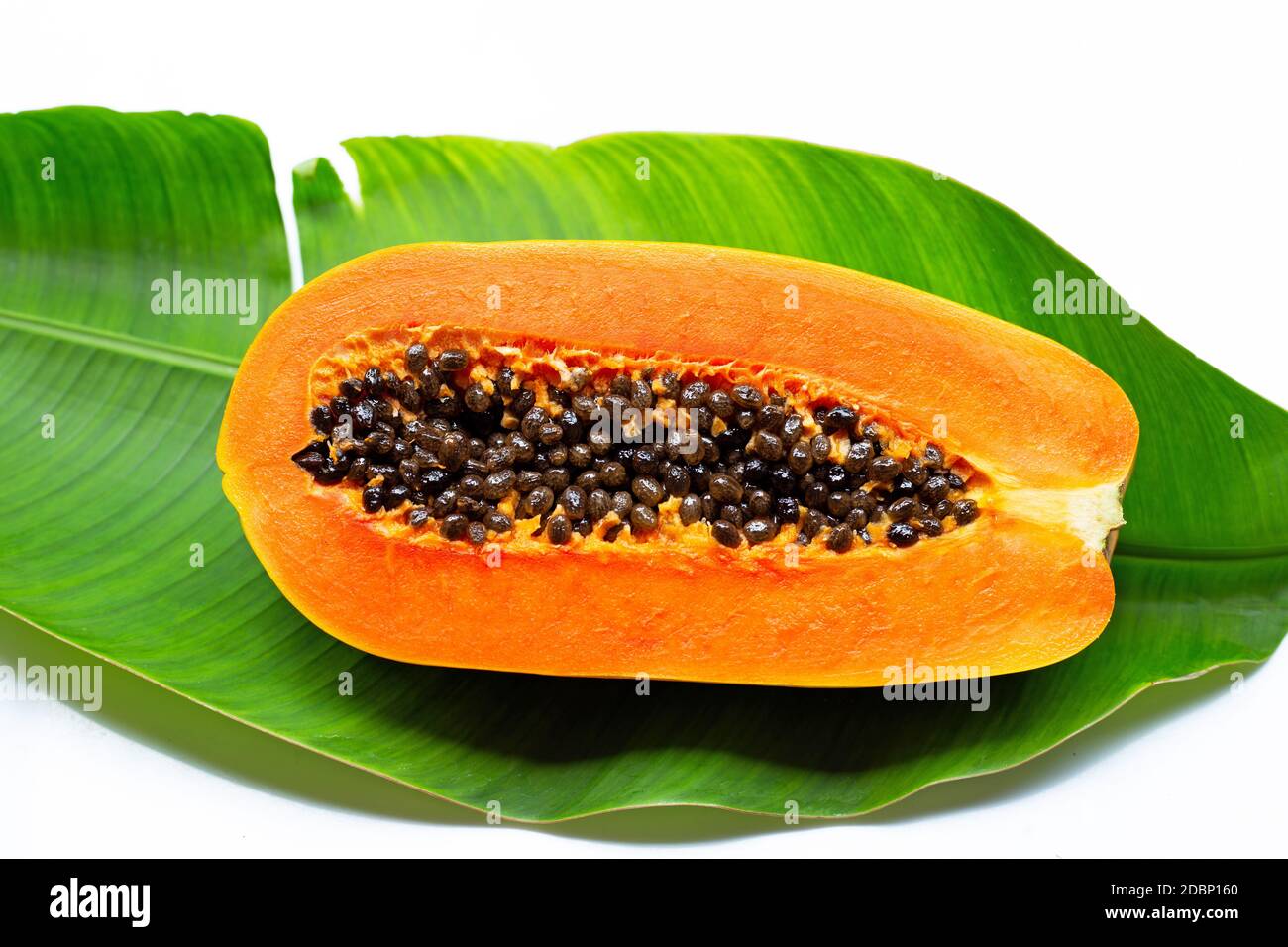 Papaya dolce maturo su foglie tropicali di banana. Foto Stock