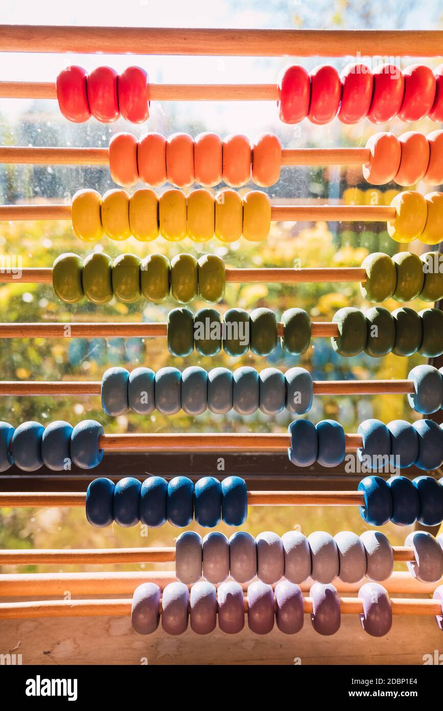 Particolare delle perle colorate di un abaco ligneo, materiale educativo elementare. Foto Stock