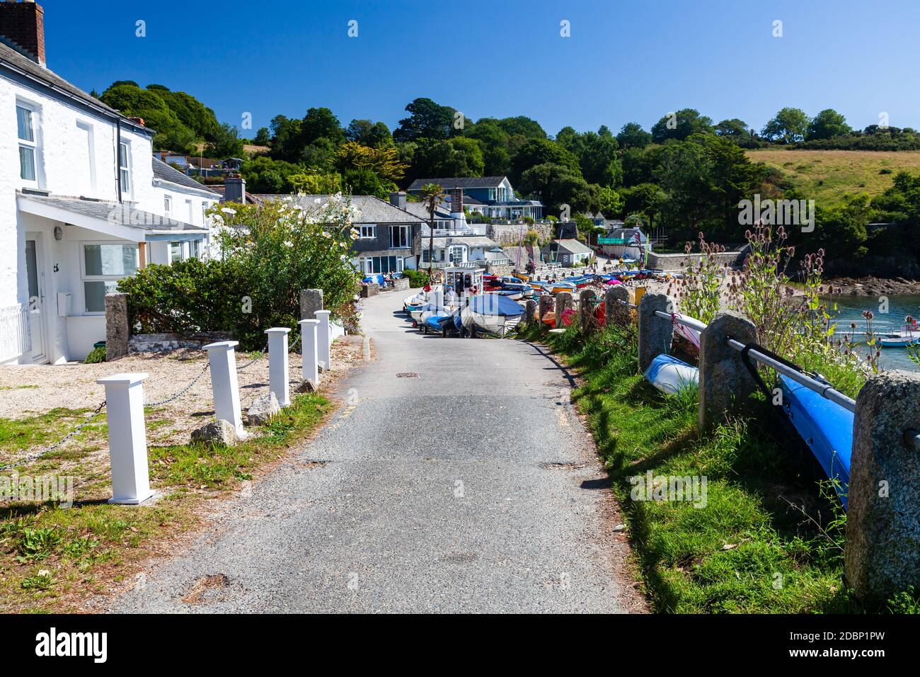 Riverside at Helford Passage un piccolo villaggio situato vicino al Foce del fiume Helford Cornovaglia Inghilterra Regno Unito Europa Foto Stock