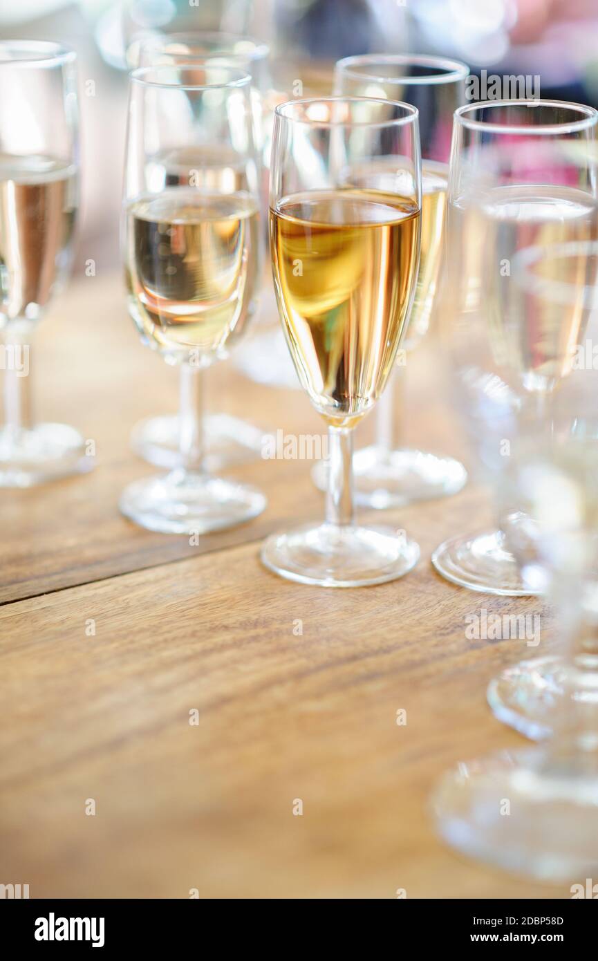Champagne di festa e sensazione di festa, sfondo bokeh sfocato. Foto Stock